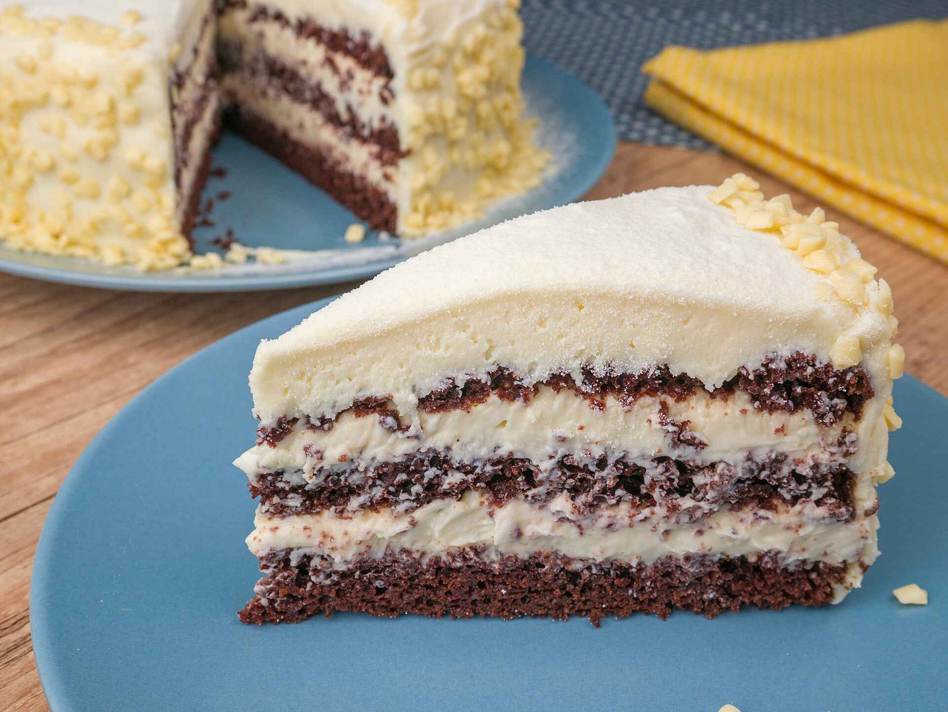 Aprenda a fazer bolo de chocolate com recheio de ninho