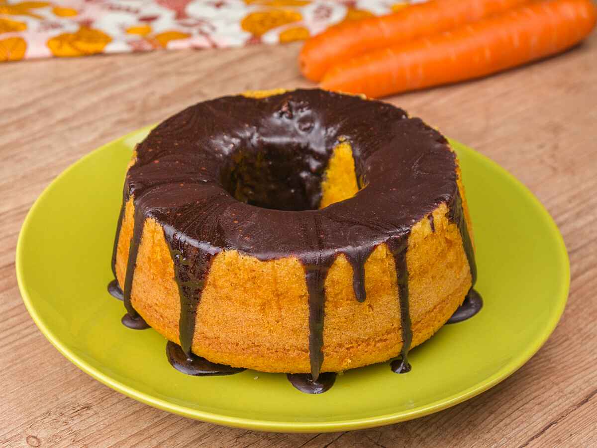 Bolo de cenoura com cobertura de chocolate - Receita Petitchef